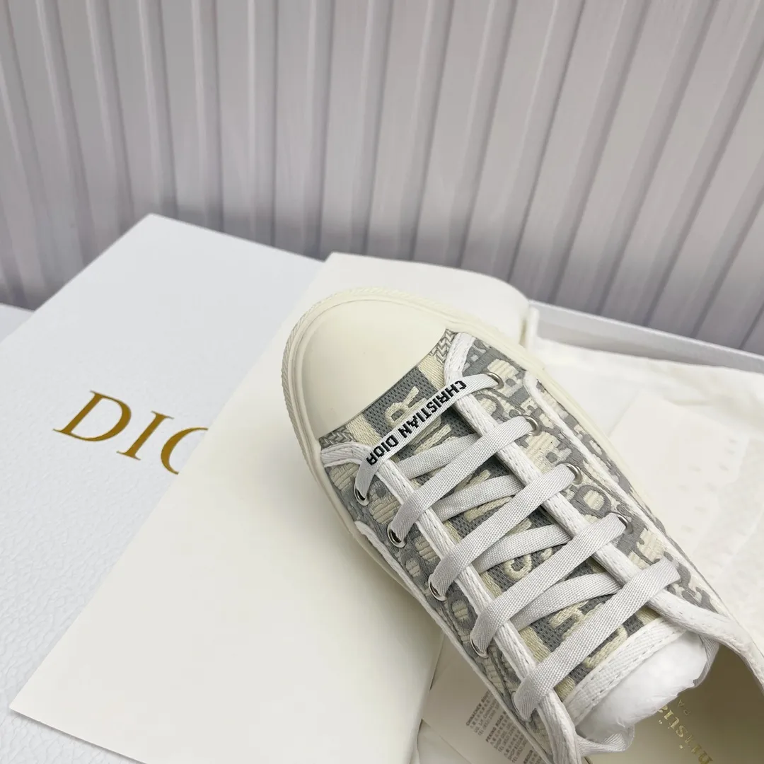 👟👟Ex-factory price 520👟👟 High version in stock, Dior (Dior) flat sneakers are fully embroidered with iconic patterns, ready in stock High quality Dior (Dior) flat sneakers are fully embroidered with iconic patterns👟👟 ♦️Top quality in the market🎗Breaking hot item in foreign counters🎗Non-common imitation version in the market🎗🔳The fabric is made of Italian🇮🇹imported fabrics❗️Embroidered upper, original mold injection Logo frosted five-pointed star outsole🔳Inside imported lambskin+high elasticity Injection molding mold Logo foam feet Size number: 35 to 42 (42 customized)